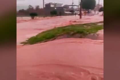 Barragem transborda e agua atinge casas no norte de minas