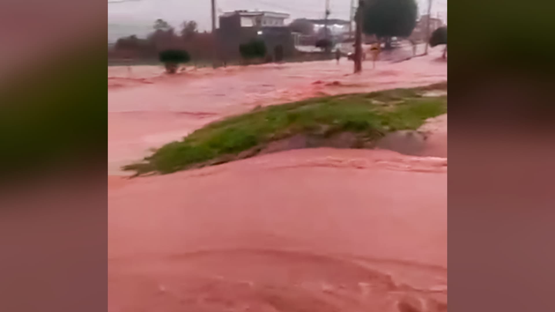 Barragem transborda e água atinge casas no norte de Minas