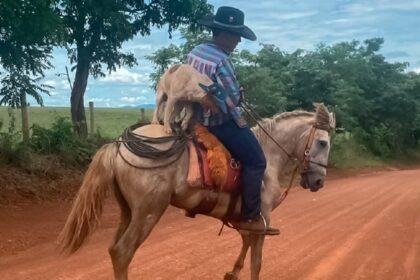 Cachorro peao monta a cavalo junto ao dono e bomba na internet