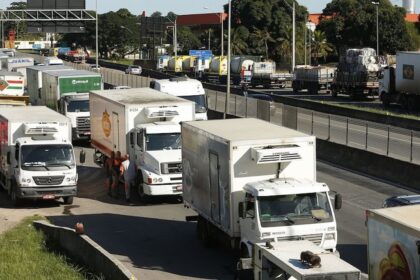 Caminhoneiros paralisam em seis estados