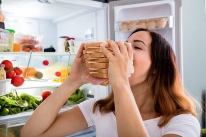 Mulher compulsiva comida