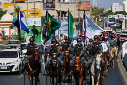 Cavalgada da 54a expoagro percorre ruas de cuiaba e e recebida por prefeito 01