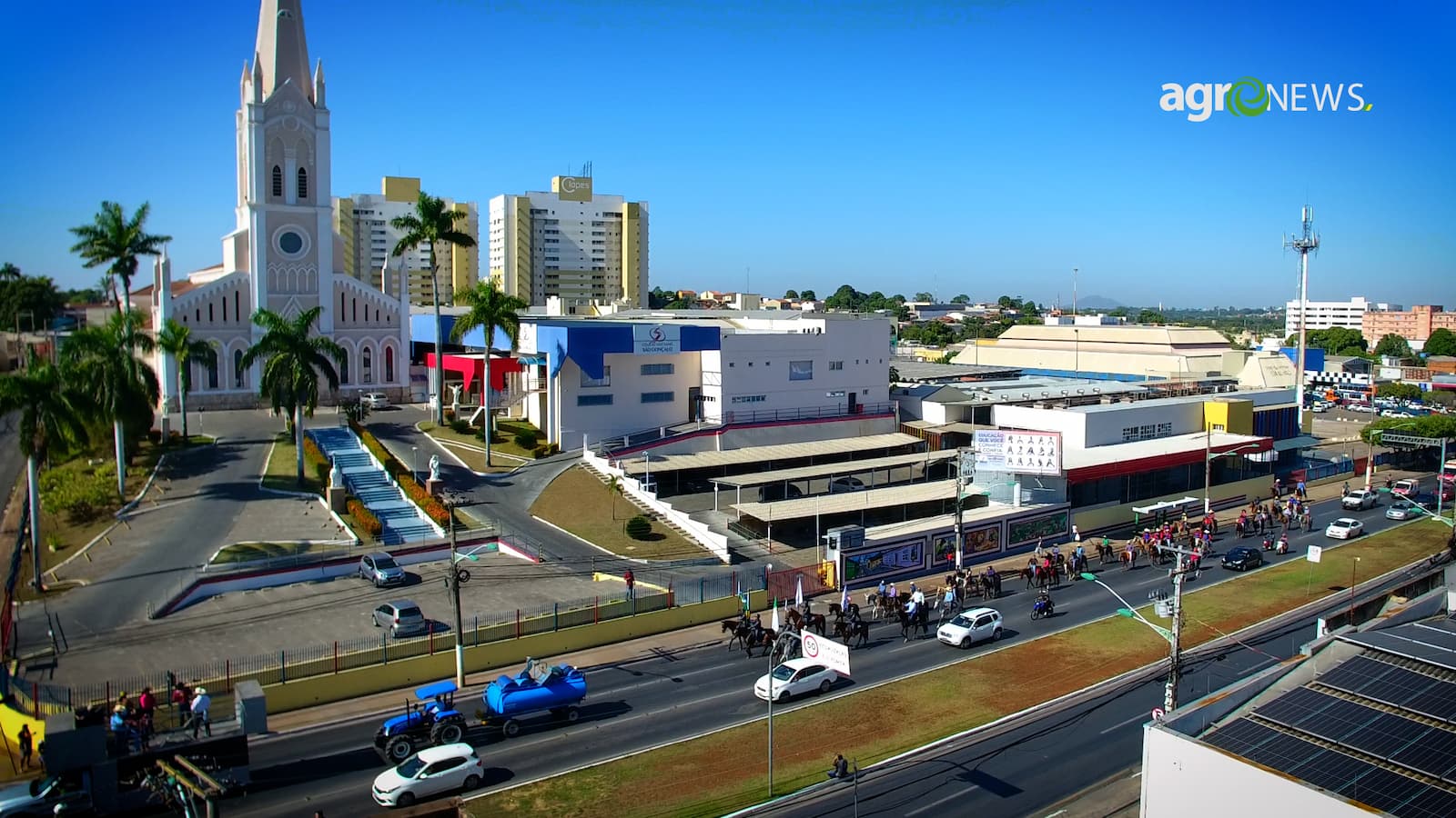 Cavalgada da 54ª Expoagro percorre ruas de Cuiabá e é recebida por prefeito