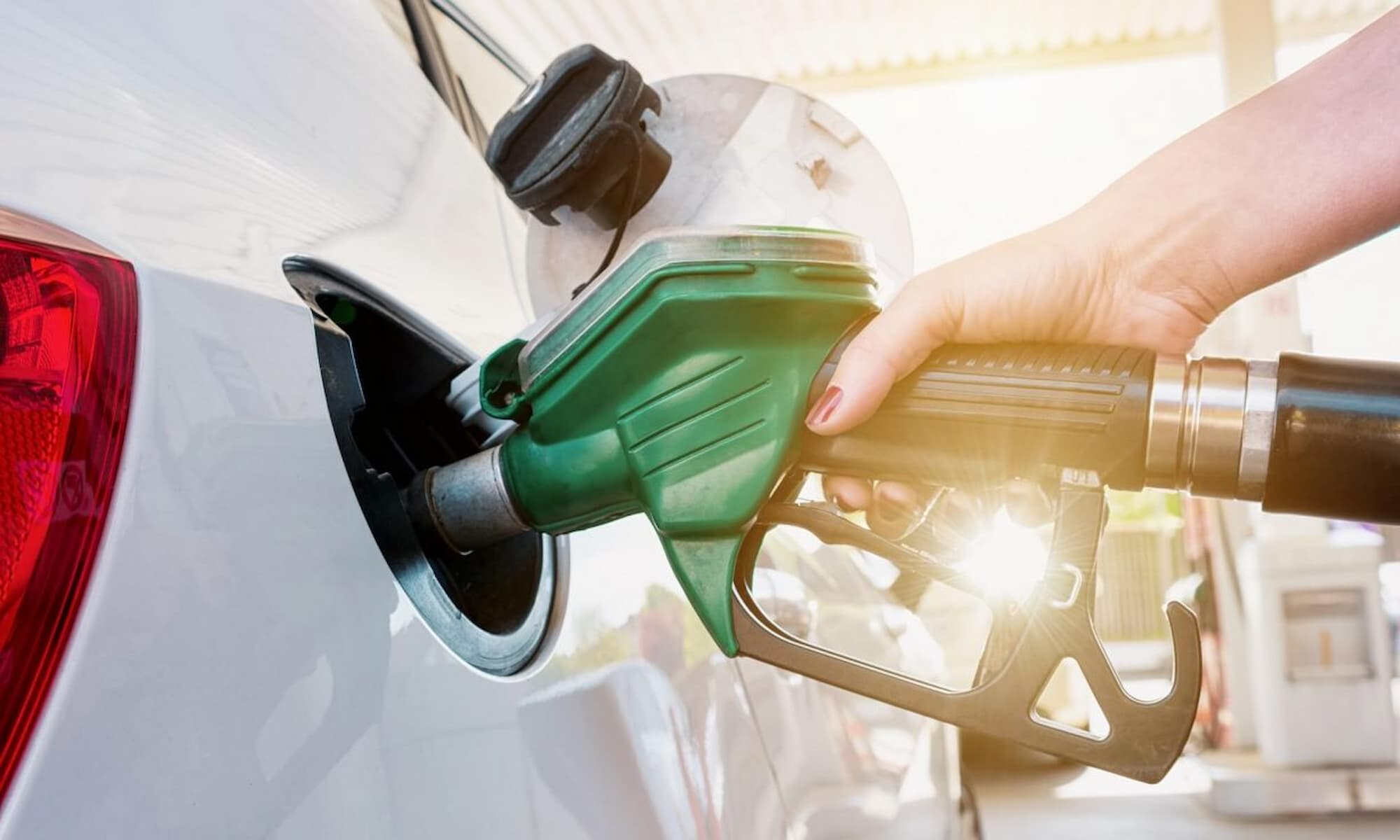 Preço da gasolina cai 0,80%, diz Ticket Log