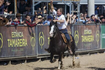 Ginete gabriel marty comemora tricampeonato inedito na prova masculina do freio de ouro 2022