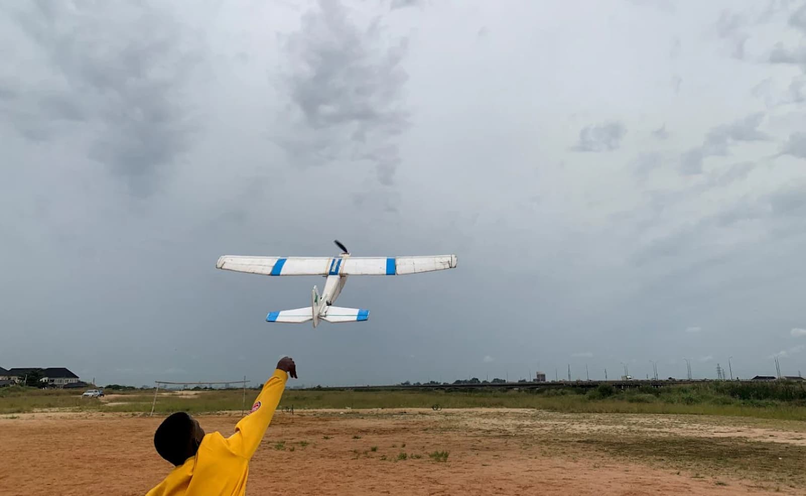 Nigeriano constrói aeromodelo a partir do lixo