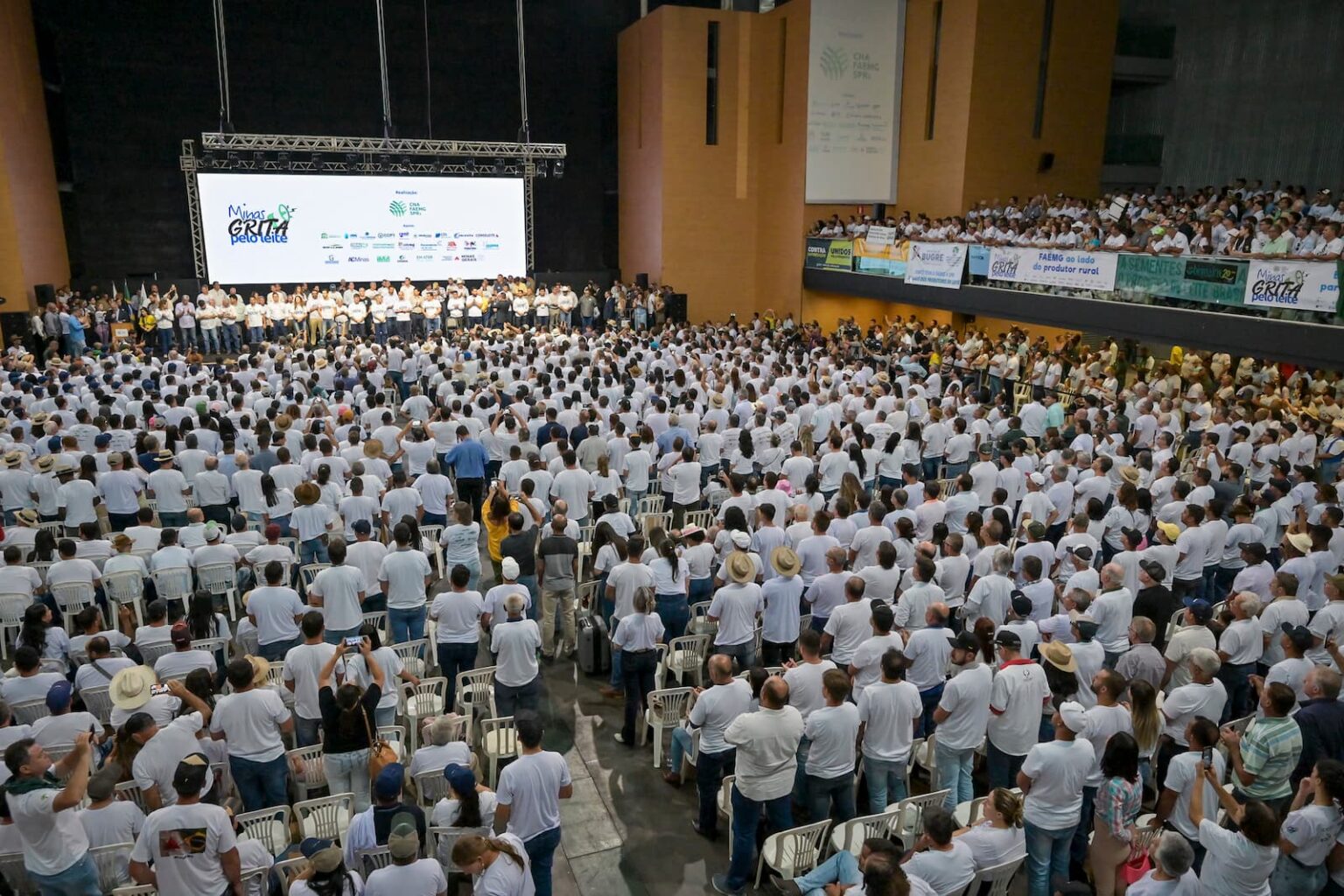 Mais de 7.000 produtores de leite protestam contra importações - agronews